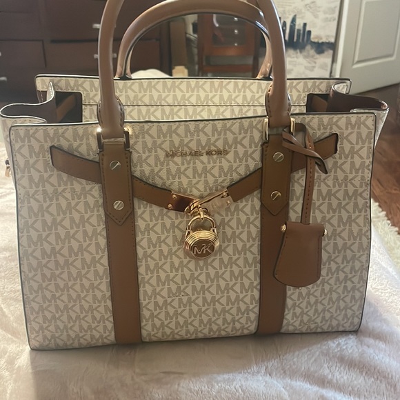 Michael Kors
Nouveau Hamilton Handbag!! - Picture 1 of 6